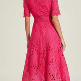 Nicoleta – Midi šaty s krajkou a diskrétními výřezy